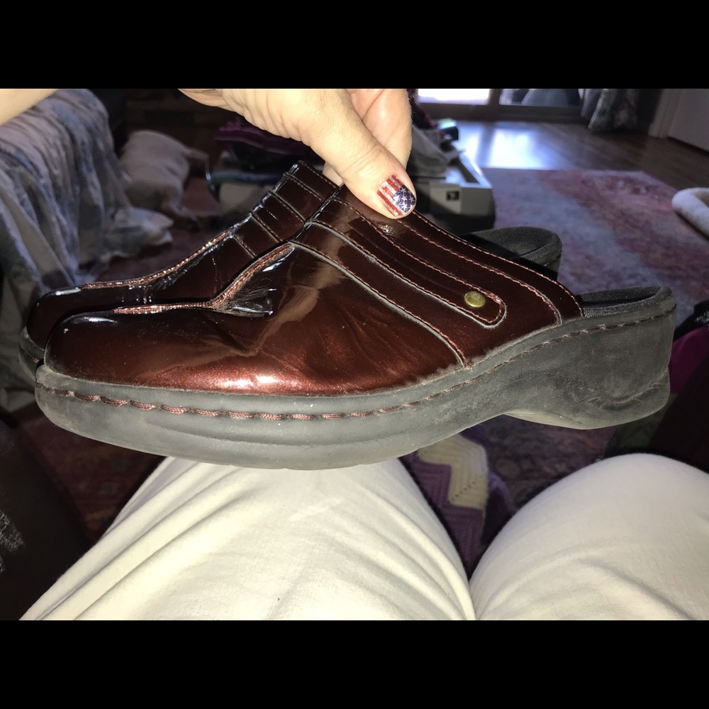 Clark’s Leather Mule. Size 11M, maroonish & shiny